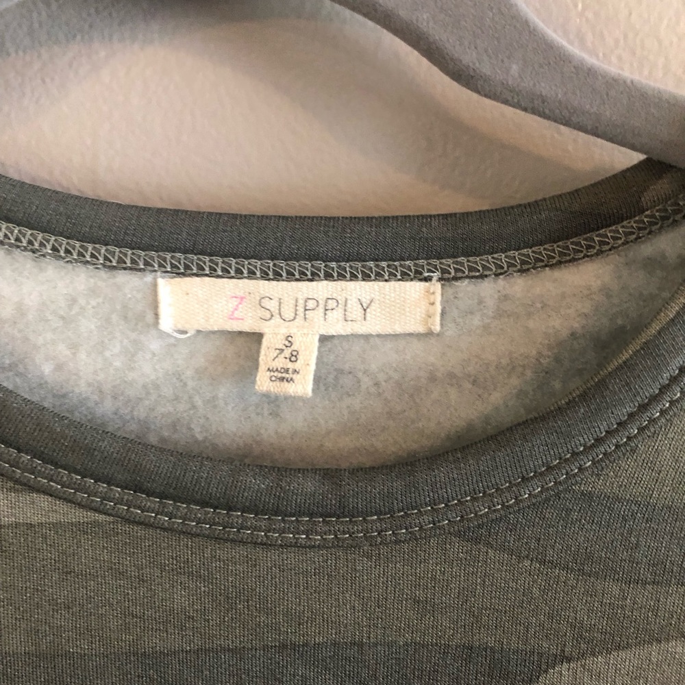 $6❤️Bundled Z Supply Camo Top - Picture 3 of 5